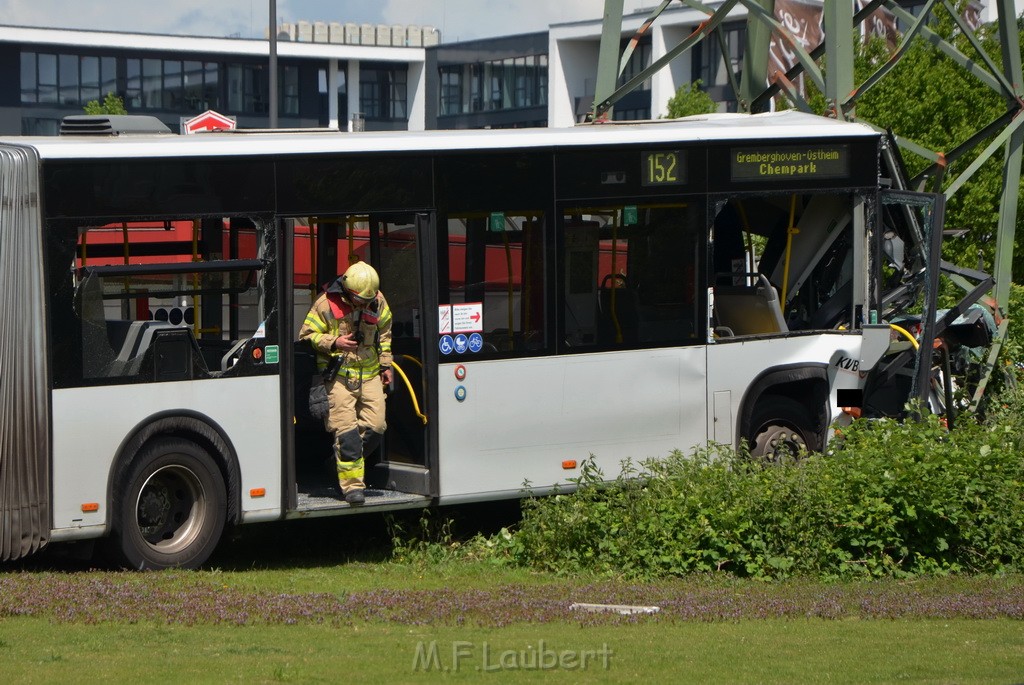 Schwerer Bus Unfall Koeln Porz Gremberghoven Neuenhofstr P281.JPG - Miklos Laubert